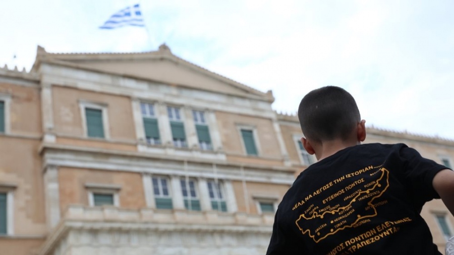 Συγκίνηση στο Σύνταγμα για τη Γενοκτονία των Ποντίων - Εντυπωσιακές φωτογραφίες