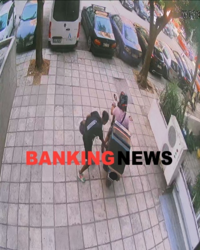 Μέσα σε δύο λεπτά... Έκλεψαν το μηχανάκι ντελιβερά μέχρι να ανεβάσει την παραγγελία