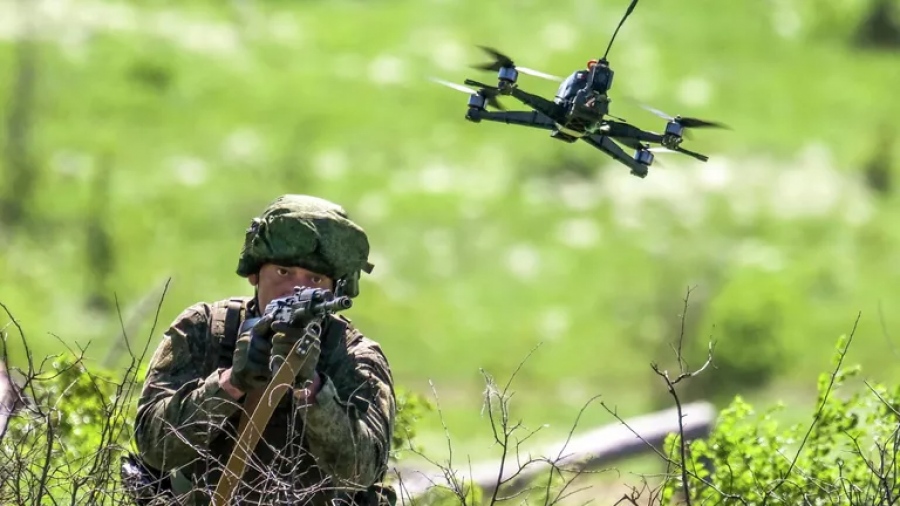 Σφοδρό χτύπημα κοντά στο Sloviansk: Ρωσικά FPV drones «έσβησαν» ουκρανικό τεθωρακισμένο με προσωπικό
