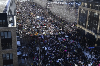 Οι ΗΠΑ στα όρια εμφυλίου: Συγκρούσεις σε Los Angeles, Portland και Minnesota, ο Trump μετατρέπει 23 αποθήκες σε κέντρα κράτησης της ICE