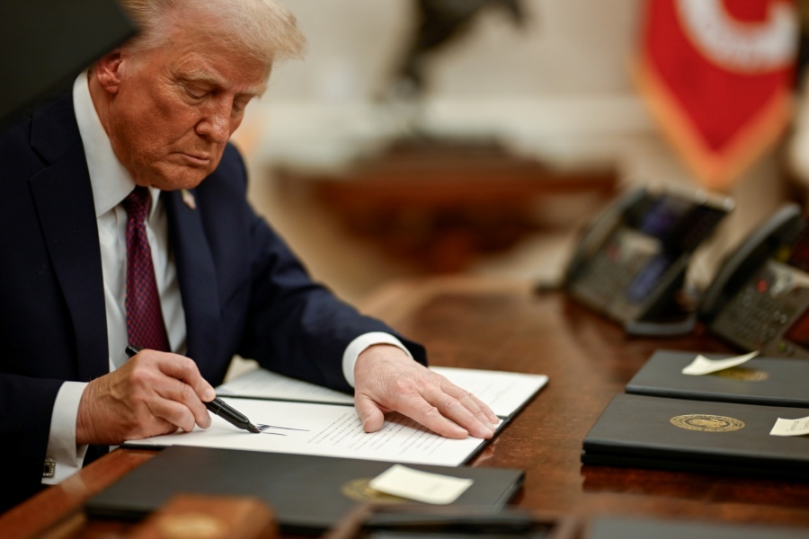 «Ραβασάκια» δασμών αρχίζει να μοιράζει ο Donald Trump – Ποιες χώρες θα πληρώσουν την αδιαλλαξία τους