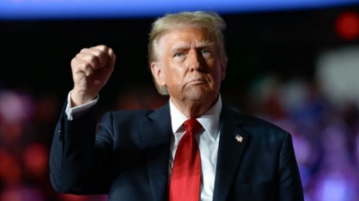 Μέτωπο Trump με τα ΜΜΕ του βαθέος κράτους: Να πληρώσουν «μεγάλα ποσά» για τα δικαιώματα μετάδοσης αλλιώς χάνουν τις άδειες