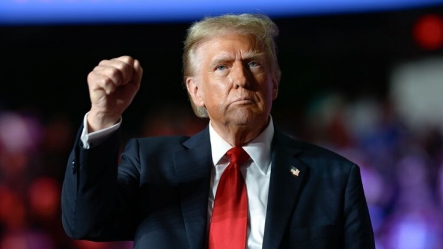 Μέτωπο Trump με τα ΜΜΕ του βαθέος κράτους: Να πληρώσουν «μεγάλα ποσά» για τα δικαιώματα μετάδοσης αλλιώς χάνουν τις άδειες