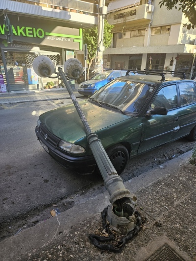 Κολώνα φωτισμού κατέρρευσε στην Καλογρέζα… Καταπλάκωσε Ι.Χ.