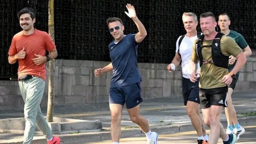 Για πρωινό τρέξιμο ο Macron στους δρόμους της Άγκυρας...αλλάζει ο Μανωλιός;