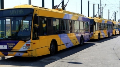Δραπετσώνα: Επιβάτης πήρε το τιμόνι τρόλεϊ μετά από καβγά με τον οδηγό... το τράκαρε σε κολώνα
