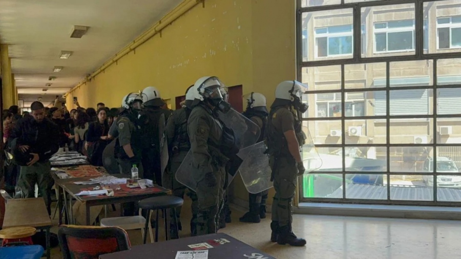 Άγρια επίθεση αντιεξουσιαστών με ρόπαλα σε φοιτητές μέσα στο ΑΠΘ με τραυματίες και προσαγωγές