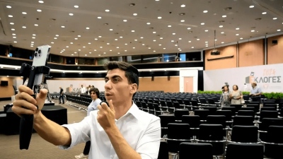Δημοσιογράφος ξεφτιλίζει τον Φειδία: Σε πληρώνουμε και δεν μπορείς να απαντήσεις σε μία ερώτηση
