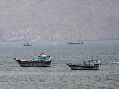 Φωτιά έντασης στο Hormuz: Εμπορικό πλοίο χτυπήθηκε από πύραυλο ανοιχτά του Ομάν