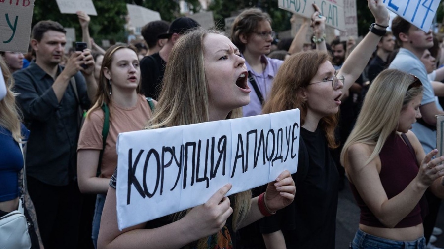 Αναβρασμός στο Κίεβο - Διαδηλωτές ζητούν την παραίτηση του Zelensky και του Yermak