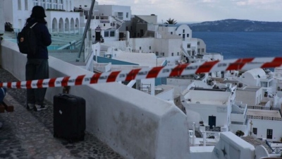 Απειλούν να «κάψουν» τον ελληνικό τουρισμό τα διεθνή δημοσιεύματα για τη Σαντορίνη