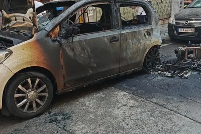 Κυψέλη: Αυτοκίνητο κάηκε ολοσχερώς λόγω φωτιάς σε ηλεκτρικό πατίνι