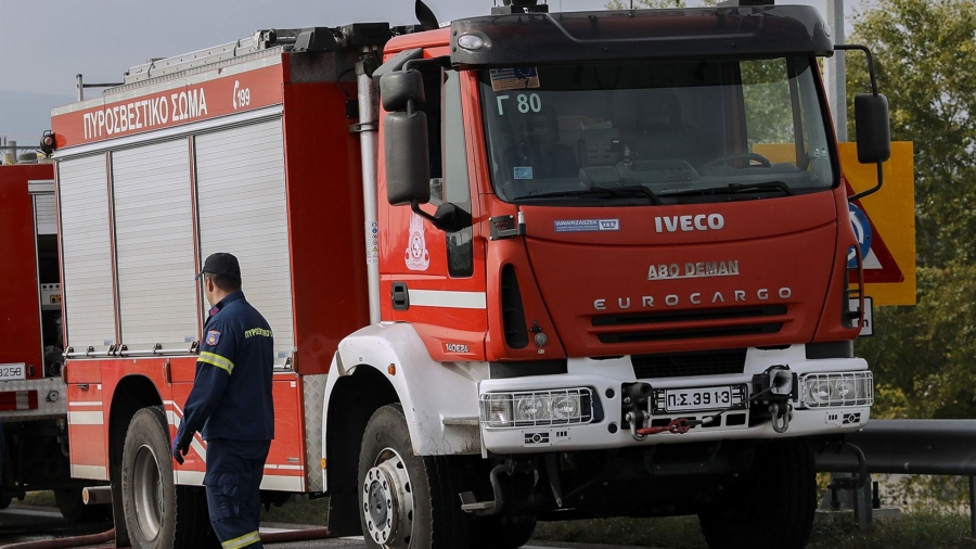 Φωτιά σε κατάστημα με ελαστικά στους Αμπελοκήπους – Διακοπή κυκλοφορίας στη Μιχαλακοπούλου
