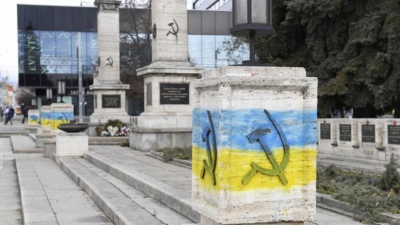 Σάλος στην Σλοβακία - Φιλοουκρανοί διαδηλωτές βανδάλισαν σοβιετικό μνημείο