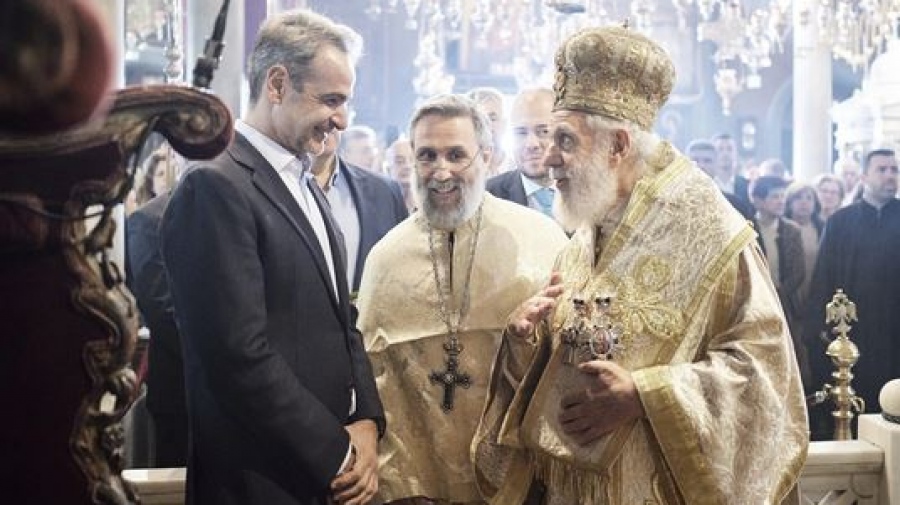 Την πρώτη Ανάσταση στην Τήνο παρακολούθησε ο Μητσοτάκης - Μητροπολίτης Σύρου Δωρόθεος: Φέρετε τις ευθύνες του έθνους