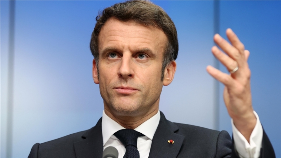 Γαλλία: Ο Macron βιντεοσκοπήθηκε να τραγουδάει στη μέση του δρόμου, μετά το διάγγελμα για το συνταξιοδοτικό