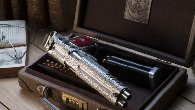 Σαρανταπεντάρι Arsenal Firearms 2011, ένας δικέφαλος δράκος που εκπνέει... φλόγες