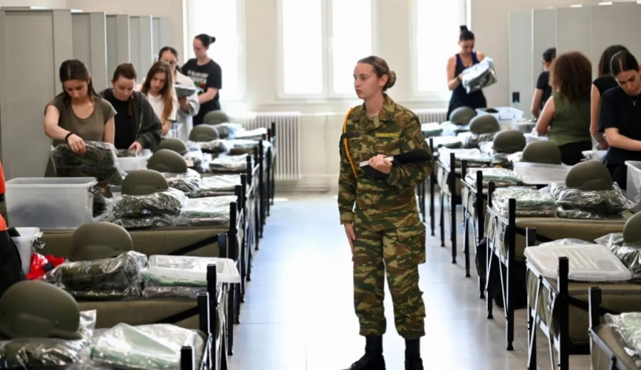 Ιστορική μέρα για τις Ένοπλες Δυνάμεις: Παρουσιάστηκαν οι πρώτες γυναίκες που θα υπηρετήσουν ως εθελόντριες στο Στρατό