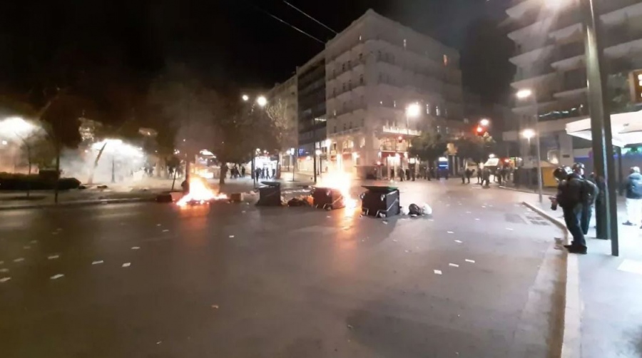 Νέο μήνυμα οργής κατά της κυβέρνησης - Χιλιάδες κόσμου για τα Τέμπη (5/3) - Επεισόδια στο Σύνταγμα, 3 τραυματίες