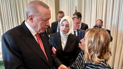 Απίστευτη ατάκα Erdogan στην Meloni: «Φαίνεσαι υπέροχη αλλά... πρέπει να κόψεις το κάπνισμα»