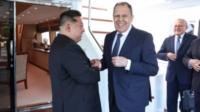 Οι «θεριακλήδες» Lavrov και Kim Jong-un αστειεύονται για το τσιγάρο