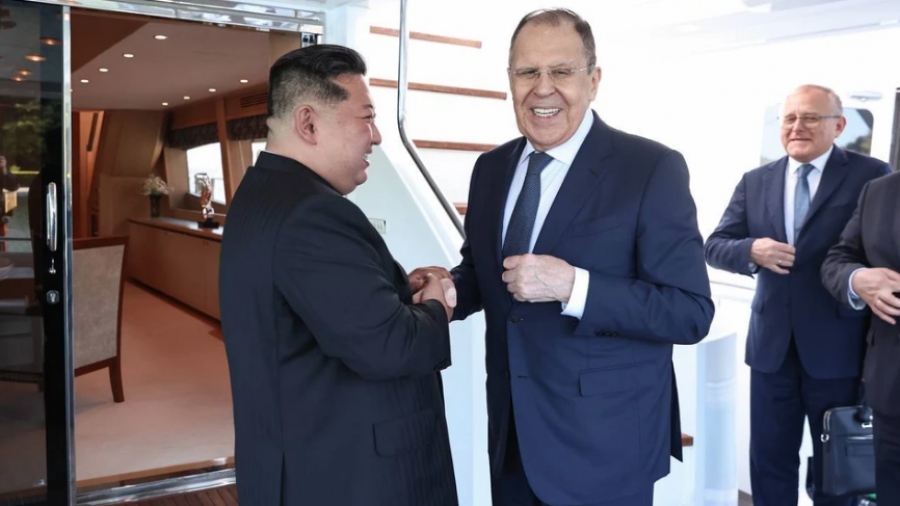Οι «θεριακλήδες» Lavrov και Kim Jong-un αστειεύονται για το τσιγάρο