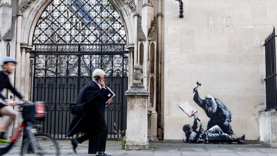 Νέο έργο του Banksy στα Δικαστήρια του Λονδίνου - Kαλύφθηκε άμεσα