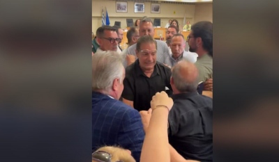 Ηλιούπολη: Αλύπητο ξύλο στη συνεδρίαση του Δημοτικού Συμβουλίου – Πιάστηκαν στα χέρια