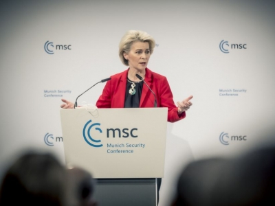 Διάσκεψη Μονάχου: Η Von der Leyen προανήγγειλε επιτάχυνση της παραγωγής όπλων, λόγω Ουκρανίας