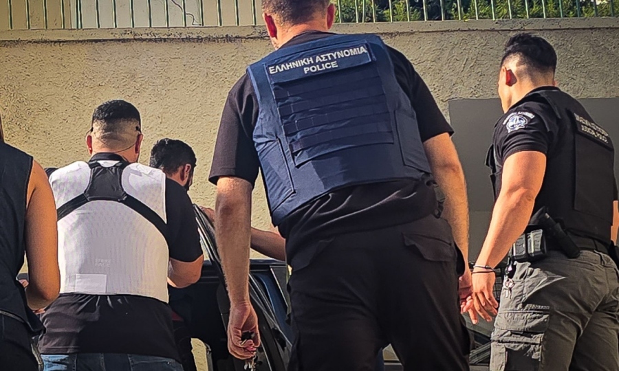 Ελεύθερη με περιοριστικούς όρους η 30χρονη, σε κατ' οίκον περιορισμό ο 41χρονος για τον θάνατο της διασώστριας στη Σύρο