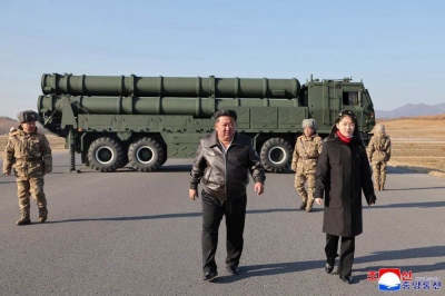 Η Βόρεια Κορέα παρέλαβε τη νέα έκδοση του MLRS KN-25 - Kim: Συνδυασμός ακρίβειας και φονικής ισχύος