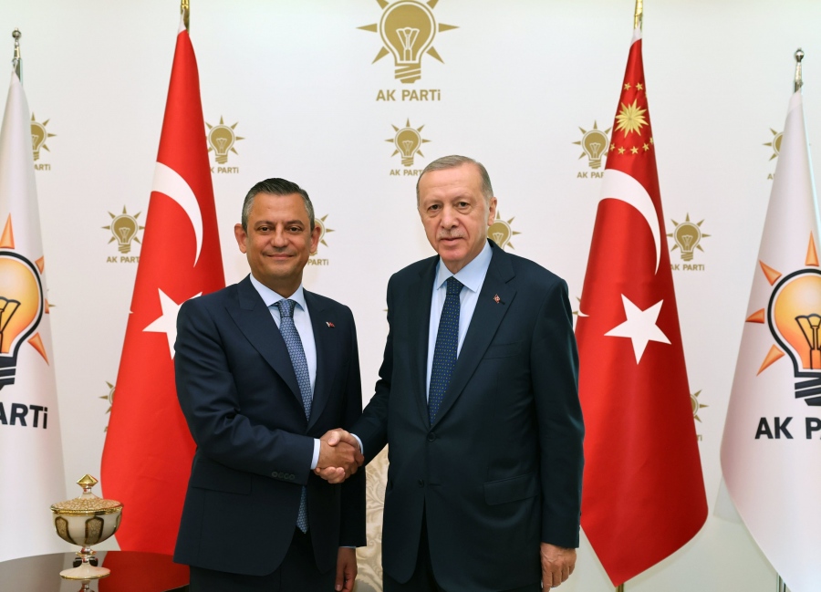 Ασφυκτική πίεση από την αντιπολίτευση για να οδηγηθεί η Τουρκία σε πρόωρες εκλογές - Αποστάσεις κρατά ο Erdogan