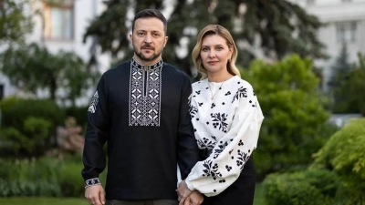 Απίστευτο περιστατικό στη Βιέννη - Ο Zelensky εγκατέλειψε τη σύζυγό του Olena μόνη της υπό καταρρακτώδη βροχή (vid)
