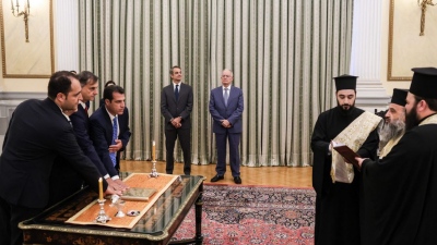 Ορκίστηκαν στο Προεδρικό Μέγαρο παρουσία Μητσοτάκη τα νέα μέλη της κυβέρνησης