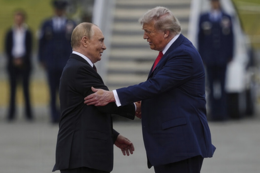 Τα πρώτα λόγια Trump - Putin στην Αλάσκα: Ευγένεια, υποσχέσεις βοήθειας και ένας... όρος
