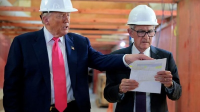 Μονομαχία... Trump – Powell στο κτίριο της Fed: Σκληρές πιέσεις για μείωση επιτοκίων και κατηγορίες για σπατάλες δισεκατομμυρίων
