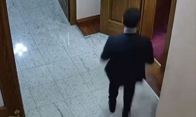 Παλιά τους τέχνη κόσκινο: Αρχηγός κόμματος στην Αλβανία έκλεψε απόρρητη συμφωνία μέσα από τη Βουλή