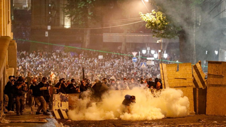 Ξύλο, χημικά και μαζικές συλλήψεις στη Γεωργία... Καίει και τρομοκρατεί την Τυφλίδα η Ευρώπη γιατί είναι φιλορωσική