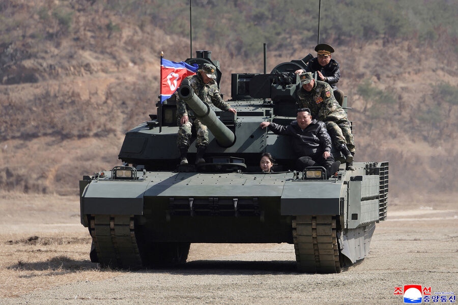 Μήνυμα διαδοχής από τη Βόρειο Κορέα: O Kim Jong Un βόλτα με την κόρη του Kim Ju-ae σε τανκ
