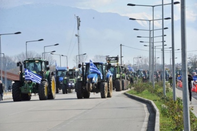 Χάος με τους αγρότες - Έκλεισαν τα αεροδρόμια σε Ηράκλειο και Χανιά Κρήτης - Ετοιμάζονται αποκλεισμοί και σε λιμάνια