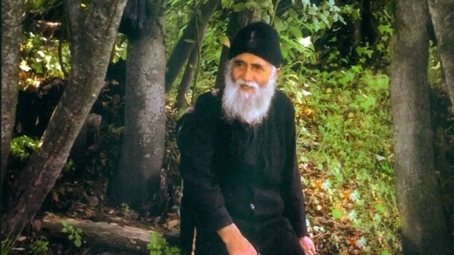 «Αν δεν γράψεις Αμήν, η Παναγία θα στεναχωρηθεί και θα πάθεις κακό» – Απίστευτη απάτη ΑΙ με τον... Άγιο Παΐσιο