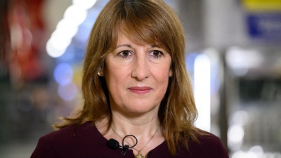 Η ΥΠΟΙΚ Rachel Reeves ανακοίνωσε αυξήσεις φόρων 26 δισ. λιρών – Η κυβέρνηση αποκτά δημοσιονομικό «μαξιλάρι» 22 δισ.