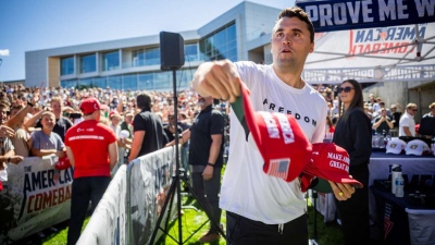 Συγκίνηση και οργή για την εκτέλεση του Charlie Kirk – Εκατοντάδες αθλητές του ΜΜΑ αποχαιρετούν τον σπουδαίο Αμερικανό δεξιό