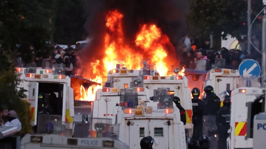 Night of terror in Belfast… Hooded individuals hunt immigrants, burn homes – Incredible turn with Elon Musk’s involvement