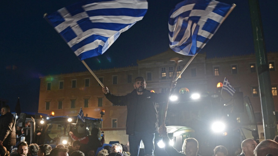 Σεισμικές δονήσεις από τον παλμό των αγροτών στο Σύνταγμα, σε ασφυξία η κυβέρνηση Μητσοτάκη από τα τρακτέρ της οργής