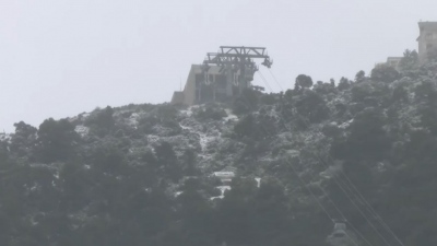 Μάιος με χειμωνιάτικο σκηνικό -  Διακοπή της κυκλοφορίας από το ύψος του τελεφερίκ στην Πάρνηθα λόγω χιονόπτωσης