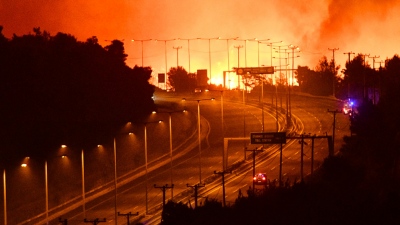 Φωτιά στον Ωρωπό - Προληπτική εκκένωση της δομής μεταναστών της Μαλακάσας