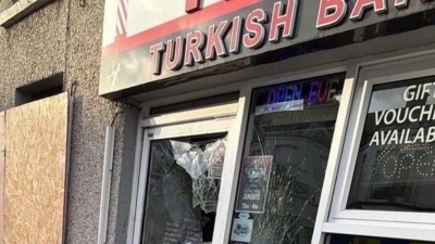 Η «Νύχτα των Κρυστάλλων» στο Μπέλφαστ: Κουρεία και μαγειρεία Τούρκων καταστρέφονται από το αντιμεταναστευτικό τσουνάμι