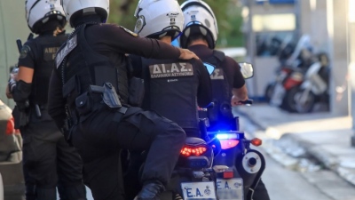 Ασπρόπυργος: Αυτοκίνητο εμβόλισε άνδρες της ομάδας ΔΙΑΣ και τους εγκατάλειψε