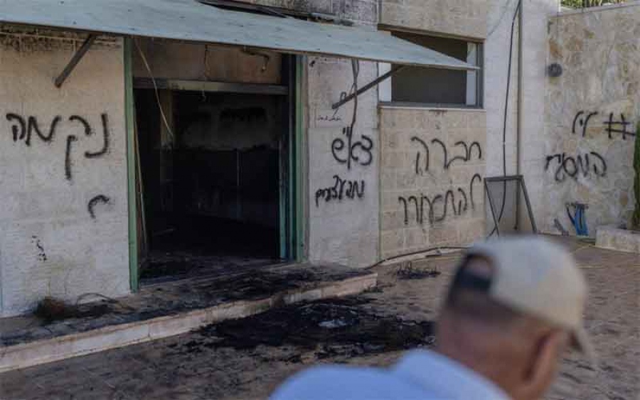 Ισραηλινοί έποικοι πυρπόλησαν 2 τζαμιά στη Δυτική Όχθη